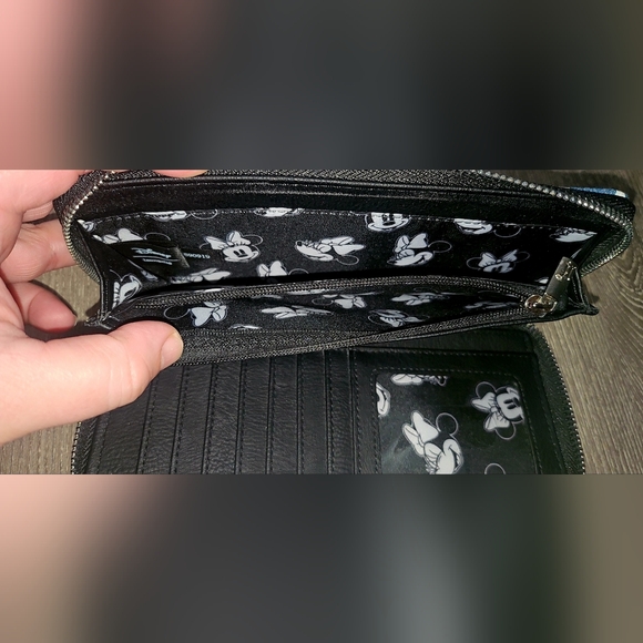 Disney Loungefly Minnie Mouse Denim Polka Dot Purse With Matching Zip Wallet - Picture 10 of 13